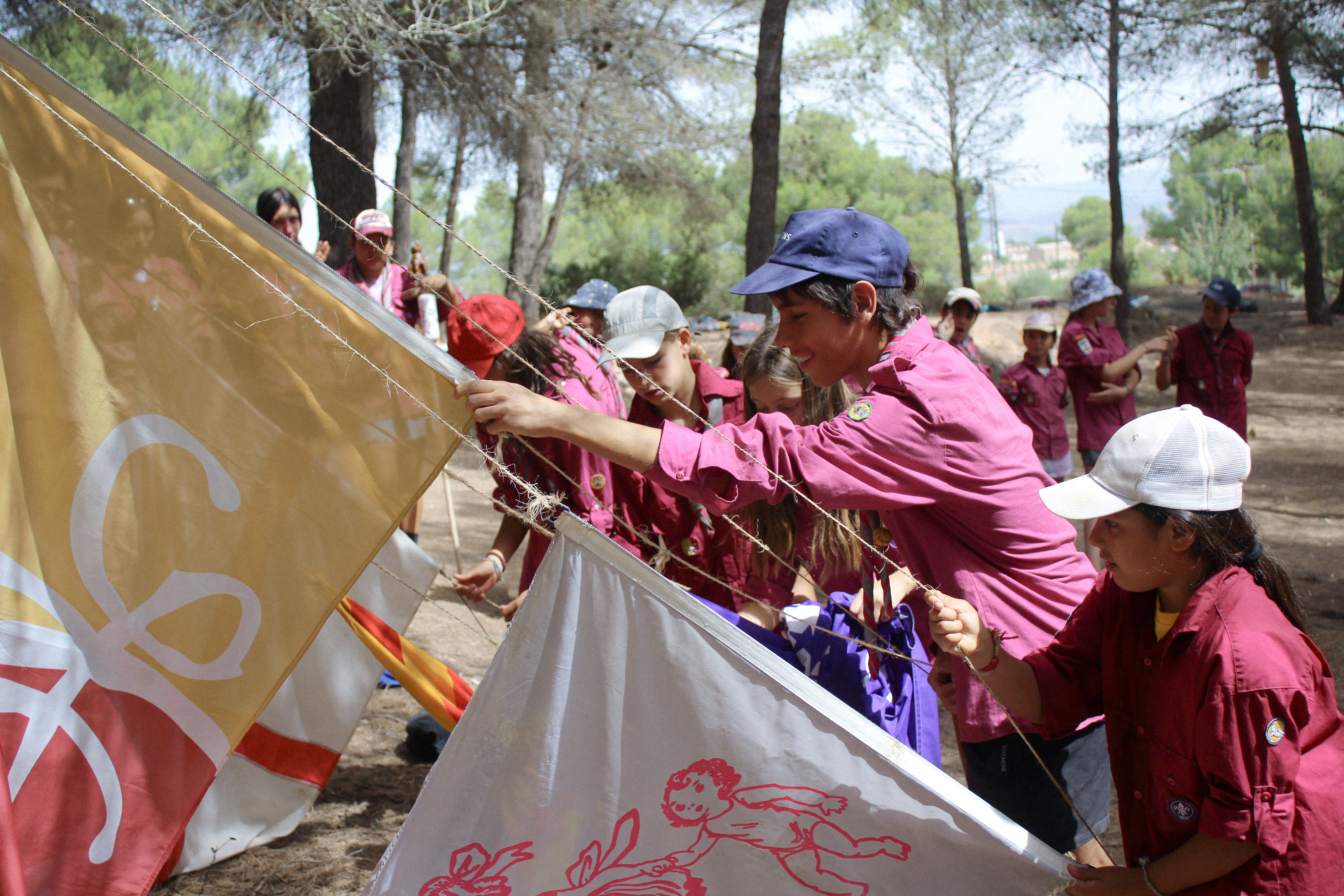 Scouts caminando en el bosque